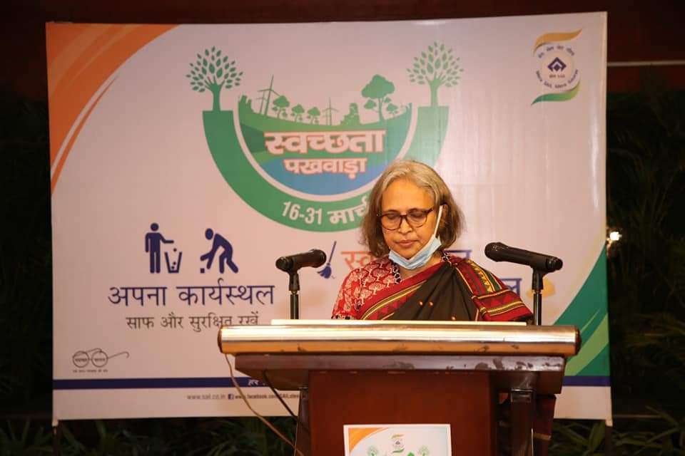 सेल अध्यक्ष, श्रीमती सोमा मण्डल कार्मिकों को स्वच्छता शपथ दिलाते हुए