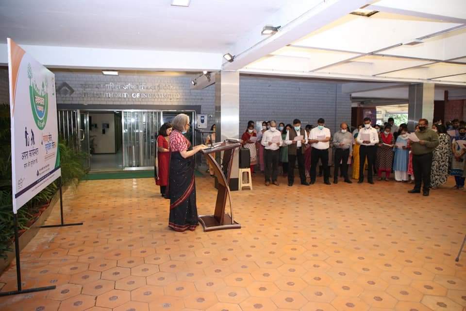 सेल अध्यक्ष, श्रीमती सोमा मण्डल कार्मिकों को स्वच्छता शपथ दिलाते हुए