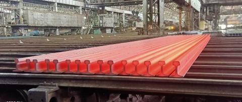 HOT_RAILS_ON_COOLING_BED_OF_RAIL_MILL